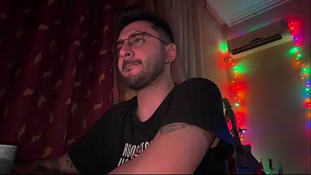 Snapshot of The_Oggy chatting on 02-05-26, 11:31 The Oggy online show from 02-05-26, 11:31