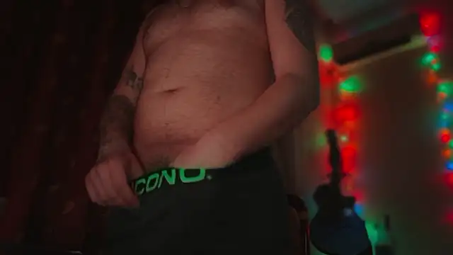 Snapshot of The_Oggy chatting on 03-12-26, 11:11 The Oggy online show from 03-12-26, 11:11