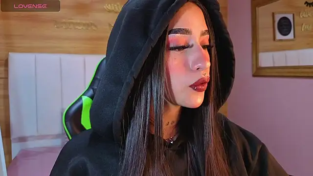 Abril Velvet a  online show from 11-28-25, 08:00