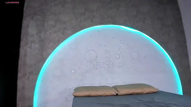 ReinaChloe online show from 03-20-26, 04:23