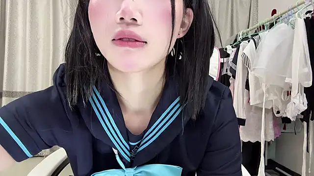 Snapshot of Yiyi-707 chatting on 10-19-25, 11:33 Yiyi-707 online show from 10-19-25, 11:33