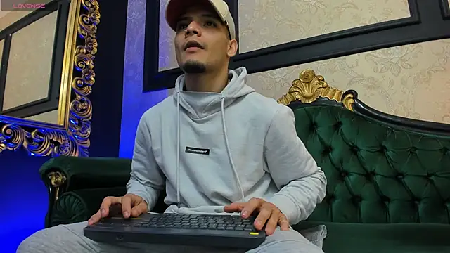 Snapshot of AlessandroKiing chatting on 09-28-25, 02:33 AlessandroKiing online show from 09-28-25, 02:33