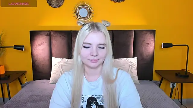 Snapshot of RuthBryant chatting on 10-13-25, 01:05 RuthBryant online show from 10-13-25, 01:05