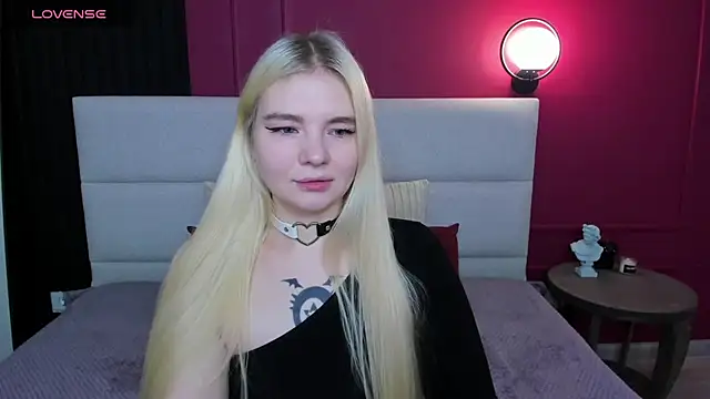 Snapshot of RuthBryant chatting on 11-18-25, 12:38 RuthBryant online show from 11-18-25, 12:38