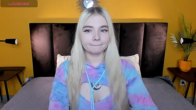 Snapshot of RuthBryant chatting on 11-23-25, 12:32 RuthBryant online show from 11-23-25, 12:32