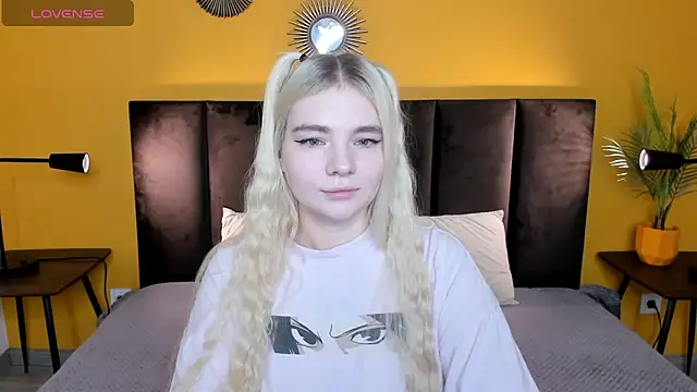 Snapshot of RuthBryant chatting on 11-24-25, 12:32 RuthBryant online show from 11-24-25, 12:32