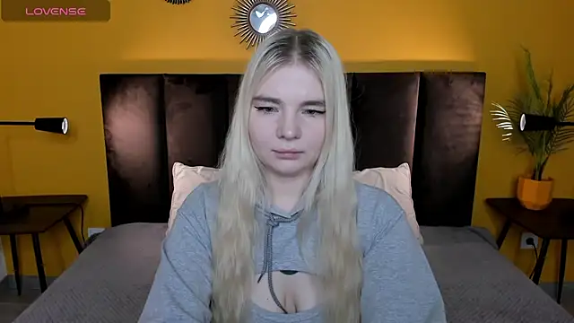 Snapshot of RuthBryant chatting on 11-25-25, 12:32 RuthBryant online show from 11-25-25, 12:32