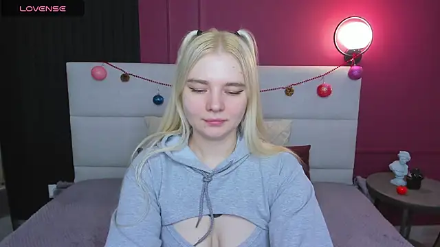 Snapshot of RuthBryant chatting on 12-15-25, 12:37 RuthBryant online show from 12-15-25, 12:37