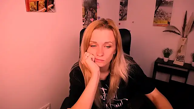 Snapshot of PeppyMia chatting on 09-13-25, 06:13 PeppyMia online show from 09-13-25, 06:13