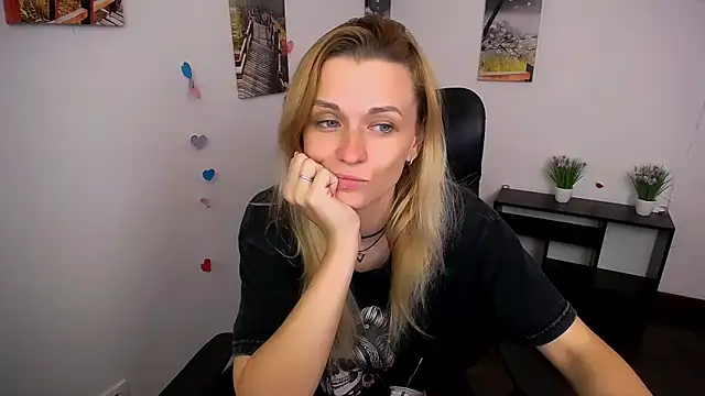 Snapshot of PeppyMia chatting on 10-15-25, 07:08 PeppyMia online show from 10-15-25, 07:08