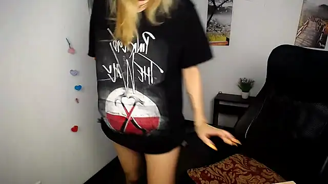 Snapshot of PeppyMia chatting on 10-20-25, 06:25 PeppyMia online show from 10-20-25, 06:25