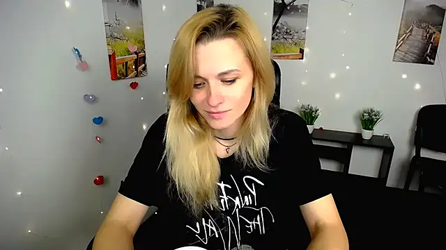 Snapshot of PeppyMia chatting on 11-05-25, 06:57 PeppyMia online show from 11-05-25, 06:57