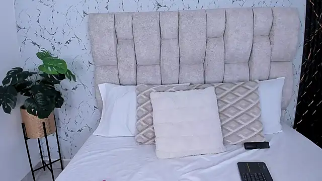 Laura Ivy online show from 11-11-25, 01:00