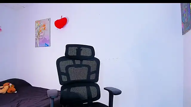 Laura Ivy online show from 06-24-26, 12:59