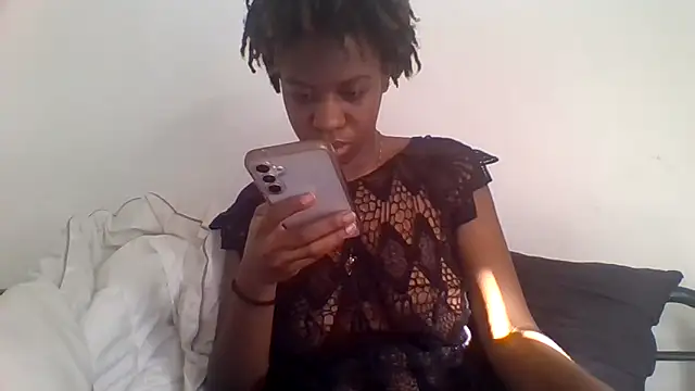 Snapshot of _she_was_a_fairy chatting on 12-01-25, 02:11 she was a fairy online show from 12-01-25, 02:11