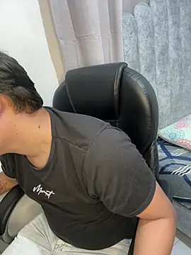 yesitwink  online show from 04-10-26, 03:01