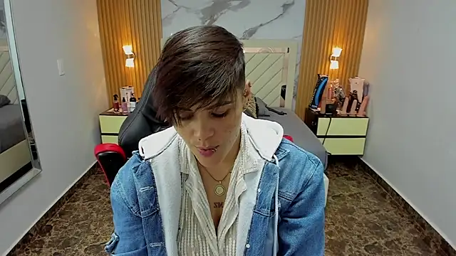 Snapshot of KAROLLJONES1 chatting on 10-28-25, 08:11 KAROLLJONES1 online show from 10-28-25, 08:11