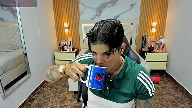 Snapshot of KAROLLJONES1 chatting on 11-25-25, 07:14 KAROLLJONES1 online show from 11-25-25, 07:14