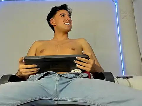 Snapshot of Alexxx_savage chatting on 02-23-26, 02:31 Alexxx savage online show from 02-23-26, 02:31