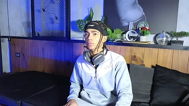 Snapshot of AlanCutee chatting on 05-03-26, 01:28 AlanCutee online show from 05-03-26, 01:28