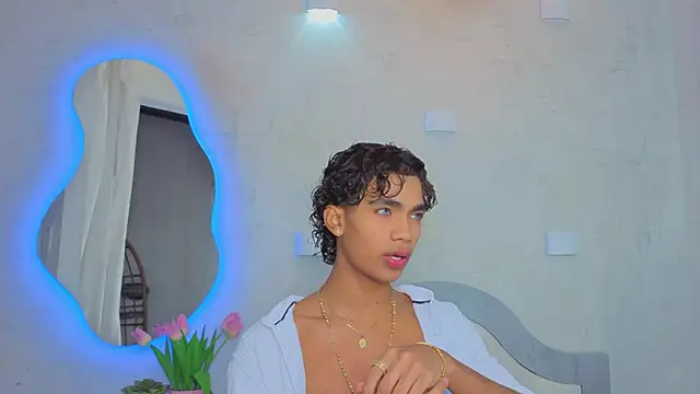 Snapshot of AlanCutee chatting on 05-25-26, 03:56 AlanCutee online show from 05-25-26, 03:56