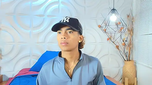 Snapshot of AlanCutee chatting on 06-03-26, 01:03 AlanCutee online show from 06-03-26, 01:03