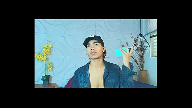 Snapshot of AlanCutee chatting on 06-05-26, 12:55 AlanCutee online show from 06-05-26, 12:55