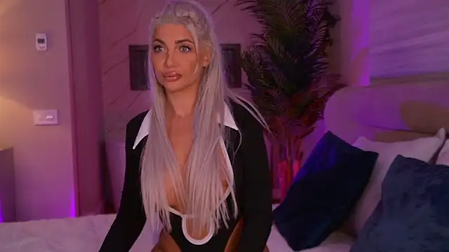 Snapshot of ElsaSinn chatting on 09-13-25, 03:17 ElsaSinn online show from 09-13-25, 03:17