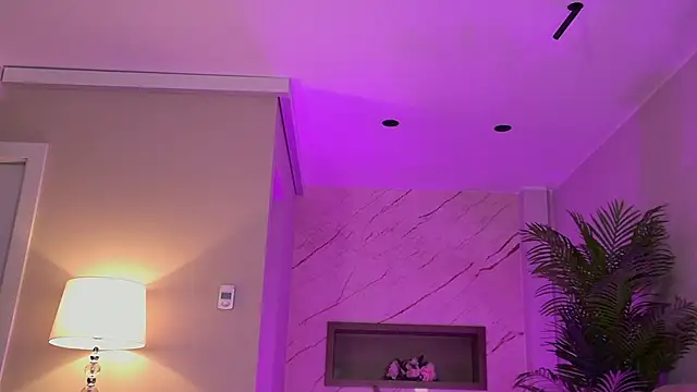 Snapshot of ElsaSinn chatting on 10-27-25, 04:05 ElsaSinn online show from 10-27-25, 04:05