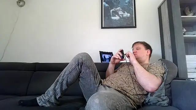 Snapshot of epica40 chatting on 06-15-26, 12:29 epica40 online show from 06-15-26, 12:29