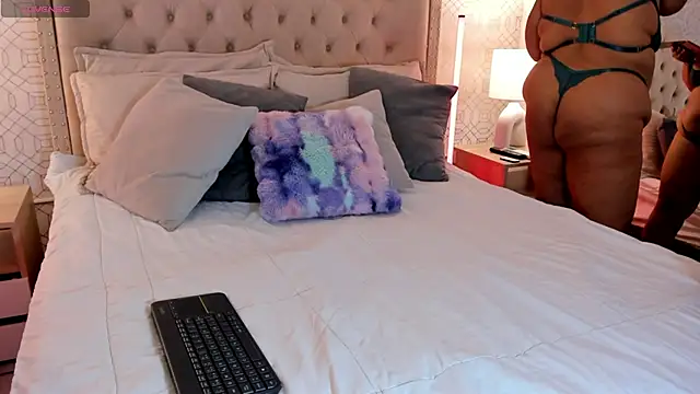 BellaNixs online show from 11-07-25, 03:39