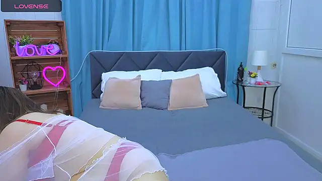 Snapshot of Laura_Ellinss chatting on 10-07-25, 07:05 Laura Ellinss online show from 10-07-25, 07:05