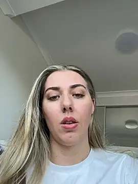 Snapshot of louiseberkeley chatting on 04-01-26, 02:34 louiseberkeley online show from 04-01-26, 02:34