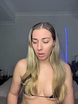 Snapshot of louiseberkeley chatting on 05-19-26, 07:04 louiseberkeley online show from 05-19-26, 07:04