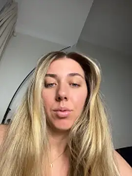 Snapshot of louiseberkeley chatting on 05-30-26, 11:29 louiseberkeley online show from 05-30-26, 11:29