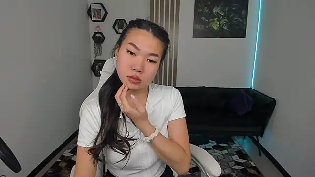 LunaPurrr online show from 10-18-25, 02:36