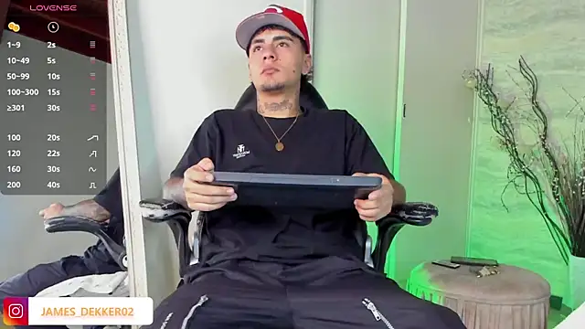 Snapshot of JamesDeker chatting on 09-08-25, 07:57 JamesDeker online show from 09-08-25, 07:57