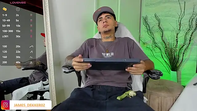 Snapshot of JamesDeker chatting on 09-09-25, 08:30 JamesDeker online show from 09-09-25, 08:30
