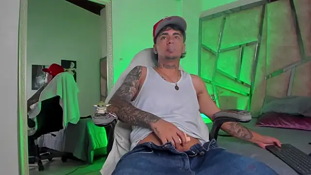 Snapshot of JamesDeker chatting on 09-11-25, 08:09 JamesDeker online show from 09-11-25, 08:09