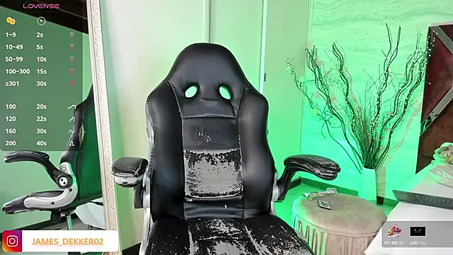 Snapshot of JamesDeker chatting on 09-12-25, 08:09 JamesDeker online show from 09-12-25, 08:09