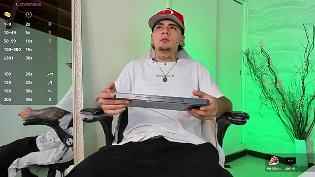 Snapshot of JamesDeker chatting on 09-13-25, 08:08 JamesDeker online show from 09-13-25, 08:08