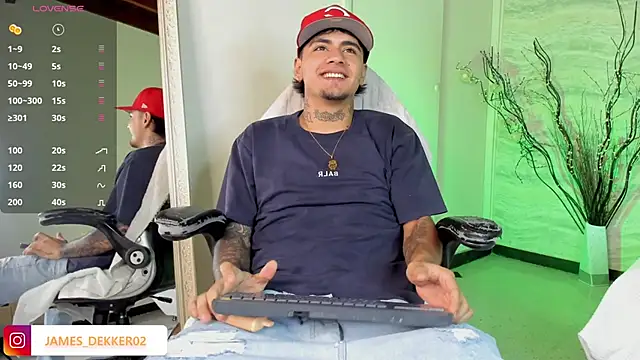 Snapshot of JamesDeker chatting on 09-15-25, 08:20 JamesDeker online show from 09-15-25, 08:20