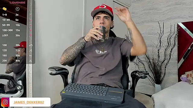 Snapshot of JamesDeker chatting on 09-17-25, 07:59 JamesDeker online show from 09-17-25, 07:59