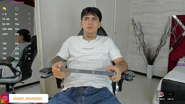 Snapshot of JamesDeker chatting on 10-04-25, 07:56 JamesDeker online show from 10-04-25, 07:56