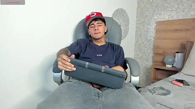 Snapshot of JamesDeker chatting on 10-08-25, 08:39 JamesDeker online show from 10-08-25, 08:39