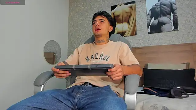 Snapshot of JamesDeker chatting on 10-13-25, 10:10 JamesDeker online show from 10-13-25, 10:10