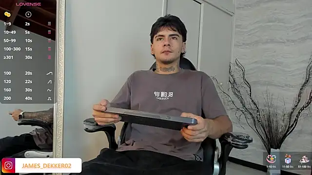 Snapshot of JamesDeker chatting on 10-15-25, 08:09 JamesDeker online show from 10-15-25, 08:09
