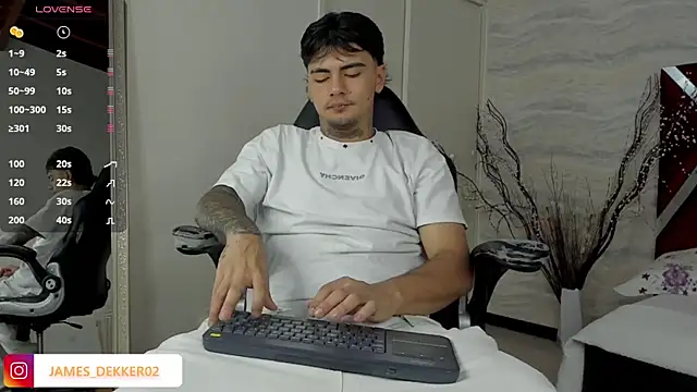 Snapshot of JamesDeker chatting on 10-20-25, 08:09 JamesDeker online show from 10-20-25, 08:09