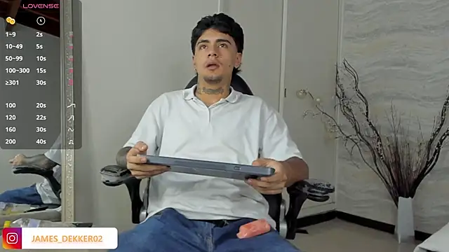 Snapshot of JamesDeker chatting on 10-21-25, 08:20 JamesDeker online show from 10-21-25, 08:20