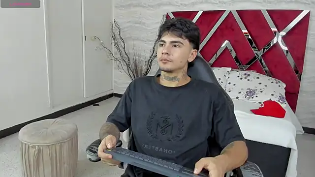 Snapshot of JamesDeker chatting on 10-23-25, 08:07 JamesDeker online show from 10-23-25, 08:07